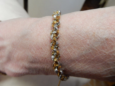 Hopean ja kullanvärinen ranneke 