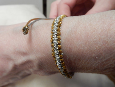 Hopean ja kullanvärinen ranneke 