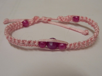 Vaaleanpunainen koristeranneke