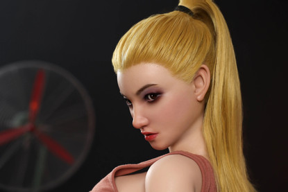 Ariana – 160cm sporttinen seksinukke D-kuppi, blondi silikoni