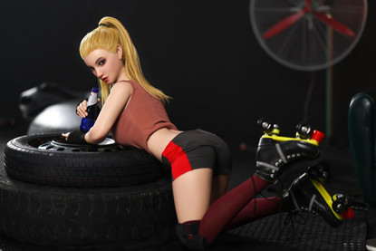 Ariana – 160cm sporttinen seksinukke D-kuppi, blondi silikoni