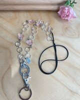 Avainnauha, vaaleanpunainen perhonen