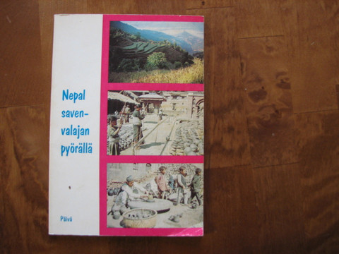 Nepal savenvalajan pöydällä