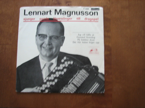 Lennart Magnusson sjunger gamla läsarsånger till dragspel