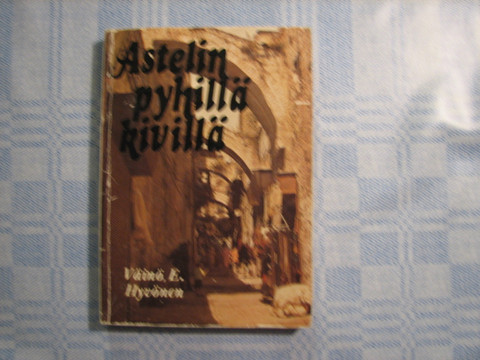 Astelin pyhillä kivillä, Väinö E. Hyvönen