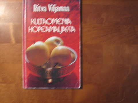 Kultaomenia hopeamaljassa, Ritva Viljamaa