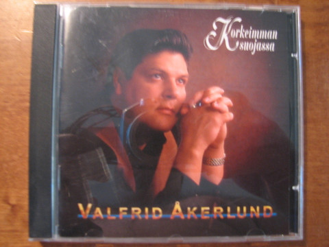 Korkeimman suojassa, Valfrid Åkerlund