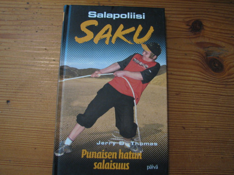 Salapoliisi Saku, Punaisen hatun salaisuus, Jerry D. Thomas, d2