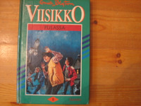 Viisikko pulassa, Enid Blyton