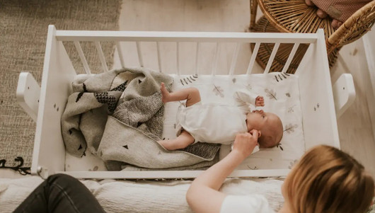 ZOYA -keinuva kehto 5in1, sivuvaunumekanismi, pyörät, Puu
