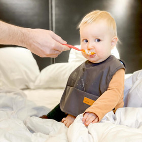 Ruokalappu, pehmeä, Baby Wallaby, tummanharmaa