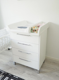 Hoitopöytä NYYTTI, kotimainen, kromin väriset vetimet