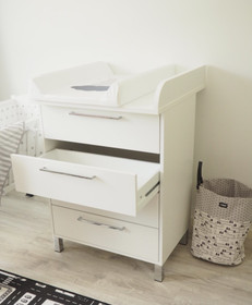 Hoitopöytä NYYTTI, kotimainen, kromin väriset vetimet