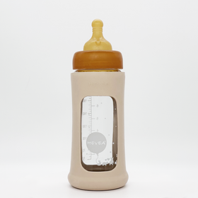 Hevea - Wide Neck tuttipullo luonnonkumisella suojalla 250ml, Sand