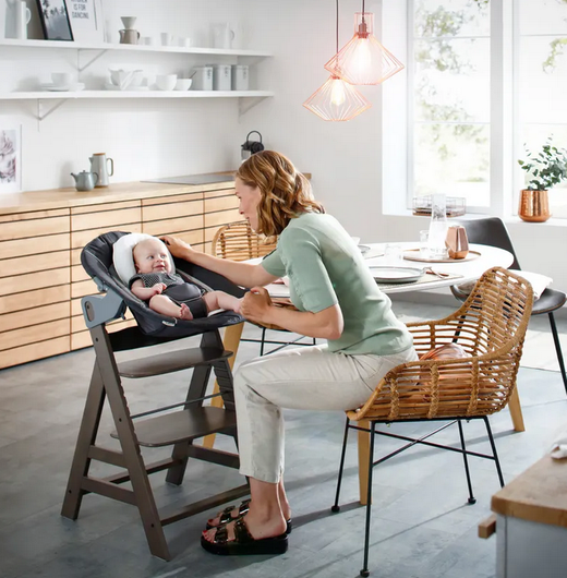 Hauck Alpha+ -syöttötuolisetti; syöttötuoli ja babysitter -Deluxe Grey