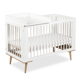 Puinen hoitotaso pinnasängyn päälle, valkoinen