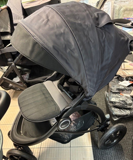 MALLIKAPPALE: Graco TrailRider™ -kuomurattaat, musta, kolmipyöräinen