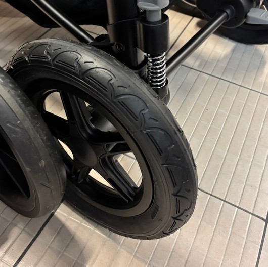 MALLIKAPPALE: Graco TrailRider™ -kuomurattaat, musta, kolmipyöräinen