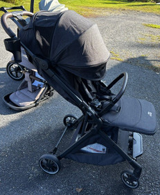 KÄYTETTY: Britax Tira - kuomuratas, Carbon Black + ADAPTERIT