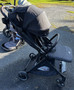 KÄYTETTY: Britax Tira - kuomuratas, Carbon Black + ADAPTERIT