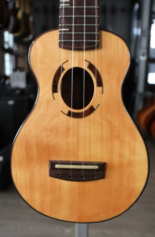 Barron River sopraanoukulele + kova laukku (käytetty)