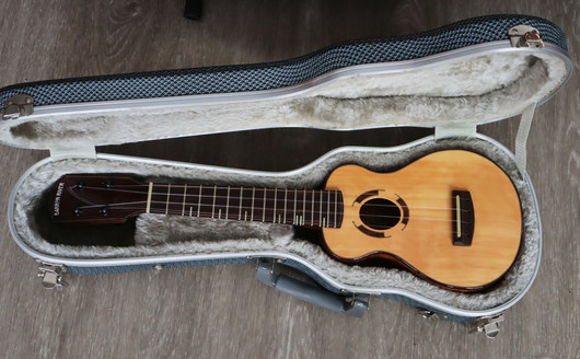 Barron River sopraanoukulele + kova laukku (käytetty)