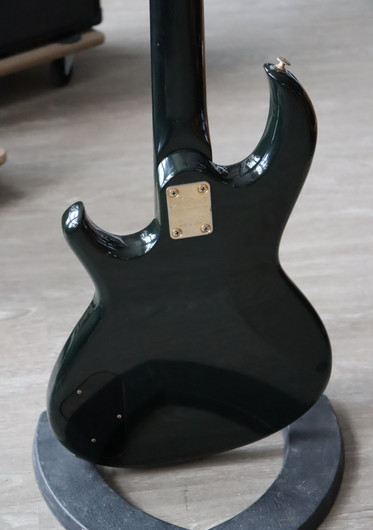 Aria RSB DeLuxe 1984 - Black/Gold sähköbasso + gig bag (käytetty)