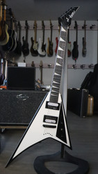 Jackson JS32T Rhoads White with Black Bevels 2025 (käytetty)