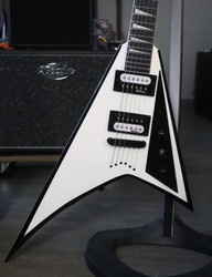 Jackson JS32T Rhoads White with Black Bevels 2025 (käytetty)