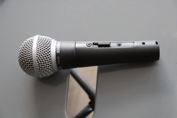 Shure SM58 S laulumikrofoni kytkimellä (käytetty)