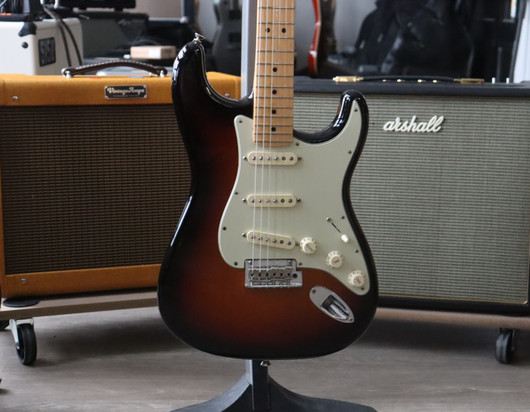 Fender American Pro Stratocaster MN 3TS 2019 (käytetty)