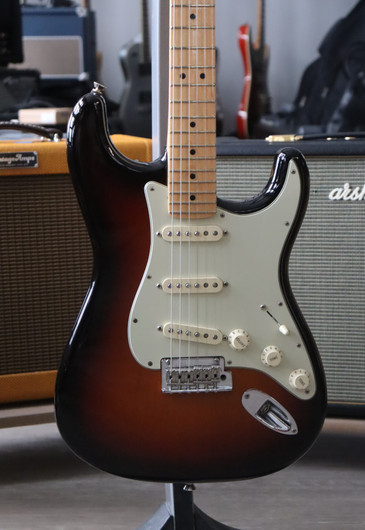 Fender American Pro Stratocaster MN 3TS 2019 (käytetty)