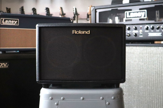 Roland AC-33 vahvistin akustiselle kitaralle (käytetty)