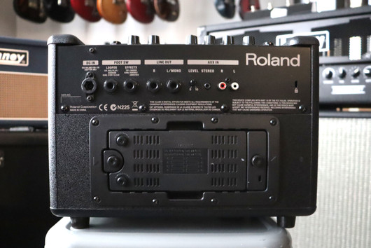 Roland AC-33 vahvistin akustiselle kitaralle (käytetty)