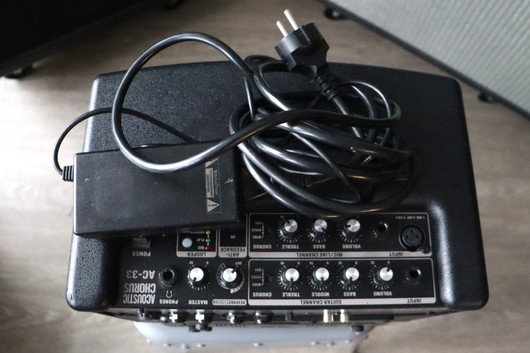 Roland AC-33 vahvistin akustiselle kitaralle (käytetty)