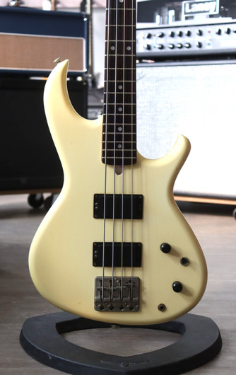 Aria RSB DeLuxe 1985 Japan mediumskaalainen sähköbasso (käytetty)