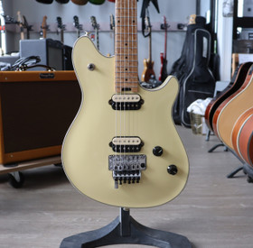 EVH Wolfgang USA Vintage White 2010 + case (used)