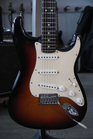 Fender American Stratocaster 2003+ kova laukku (käytetty)