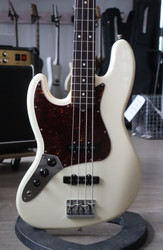 Fender Am Pro II Jazz Bass® Left-Hand Olympic White 2022 (käytetty)