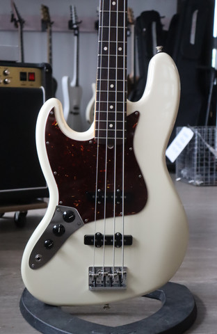 Fender Am Pro II Jazz Bass® Left-Hand Olympic White 2022 (käytetty)