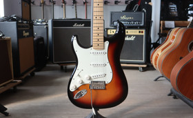 Fender Player Stratocaster MN 3TS vasenkätinen + gig bag (käytetty)