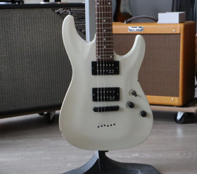 Schecter Omen 6 Electric Guitar Vintage White (used)