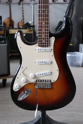 Vintage V6 ReIssued vasenkätinen sähkökitara (käytetty)