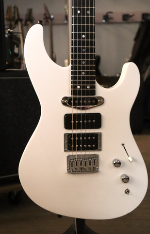 Halla Customs 2018 + case (used)