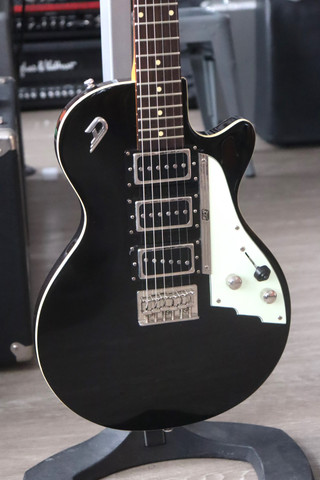Duesenberg V-Caster 2002 sähkökitara (käytetty)