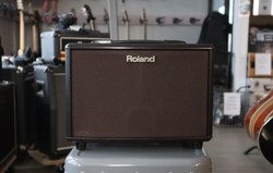 ROLAND AC-33 Stereovahvistin akustiselle ja laululle (käytetty)