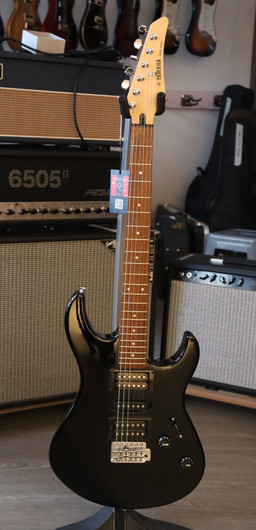 Yamaha ERG121 sähkökitara musta + hihna ja gig bag (käytetty)