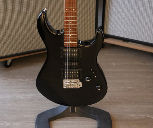 Yamaha ERG121 sähkökitara musta + hihna ja gig bag (käytetty)