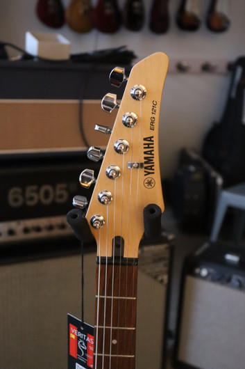 Yamaha ERG121 sähkökitara musta + hihna ja gig bag (käytetty)