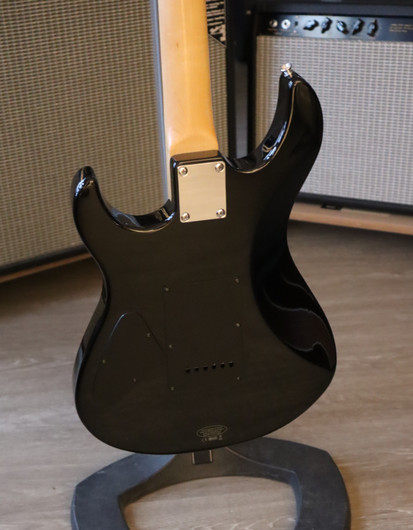 Yamaha ERG121 sähkökitara musta + hihna ja gig bag (käytetty)